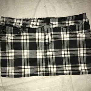 Tripp nyc black & white plaid mini skirt size L/14